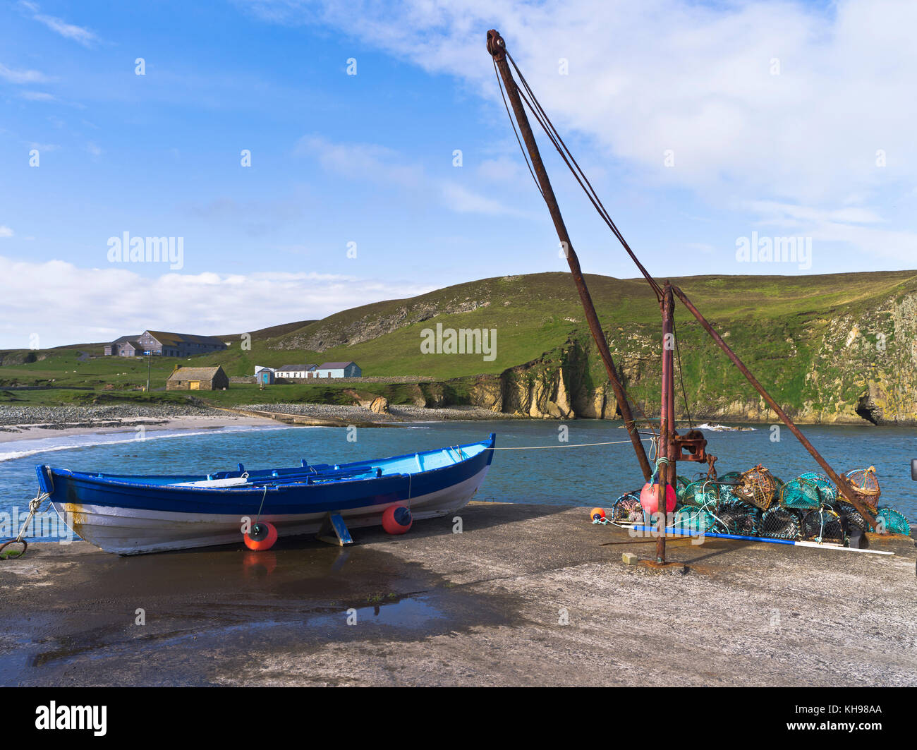 dh Harbour NORTH HAVEN FAIR ISLE Boat winch traditional twin prowed Yoal Skiff scotland Stock Photo