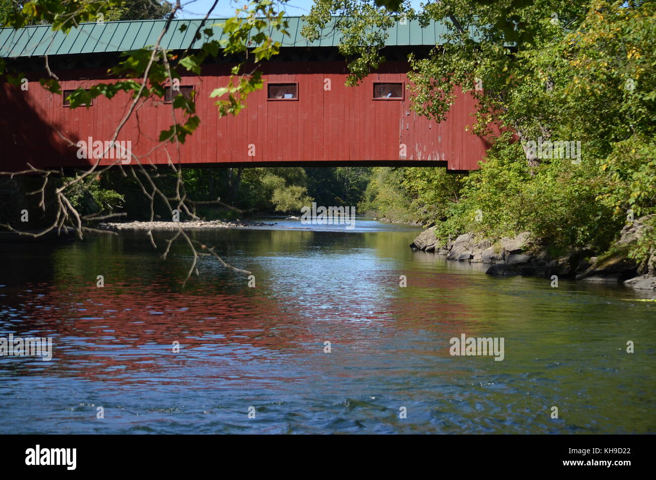 Red covered bridge in Vermont Stock Photo Alamy