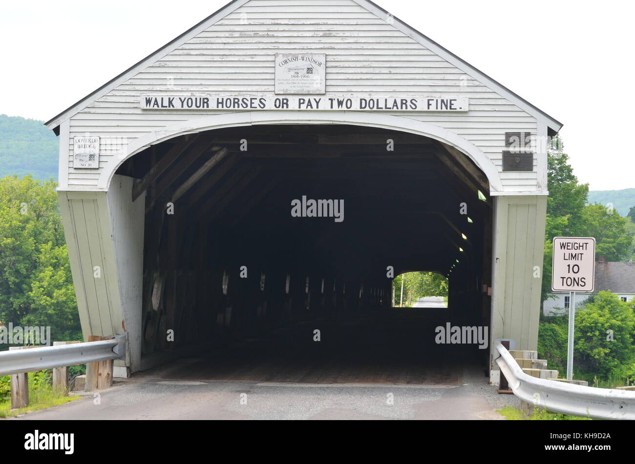 Red covered bridge in Vermont Stock Photo Alamy