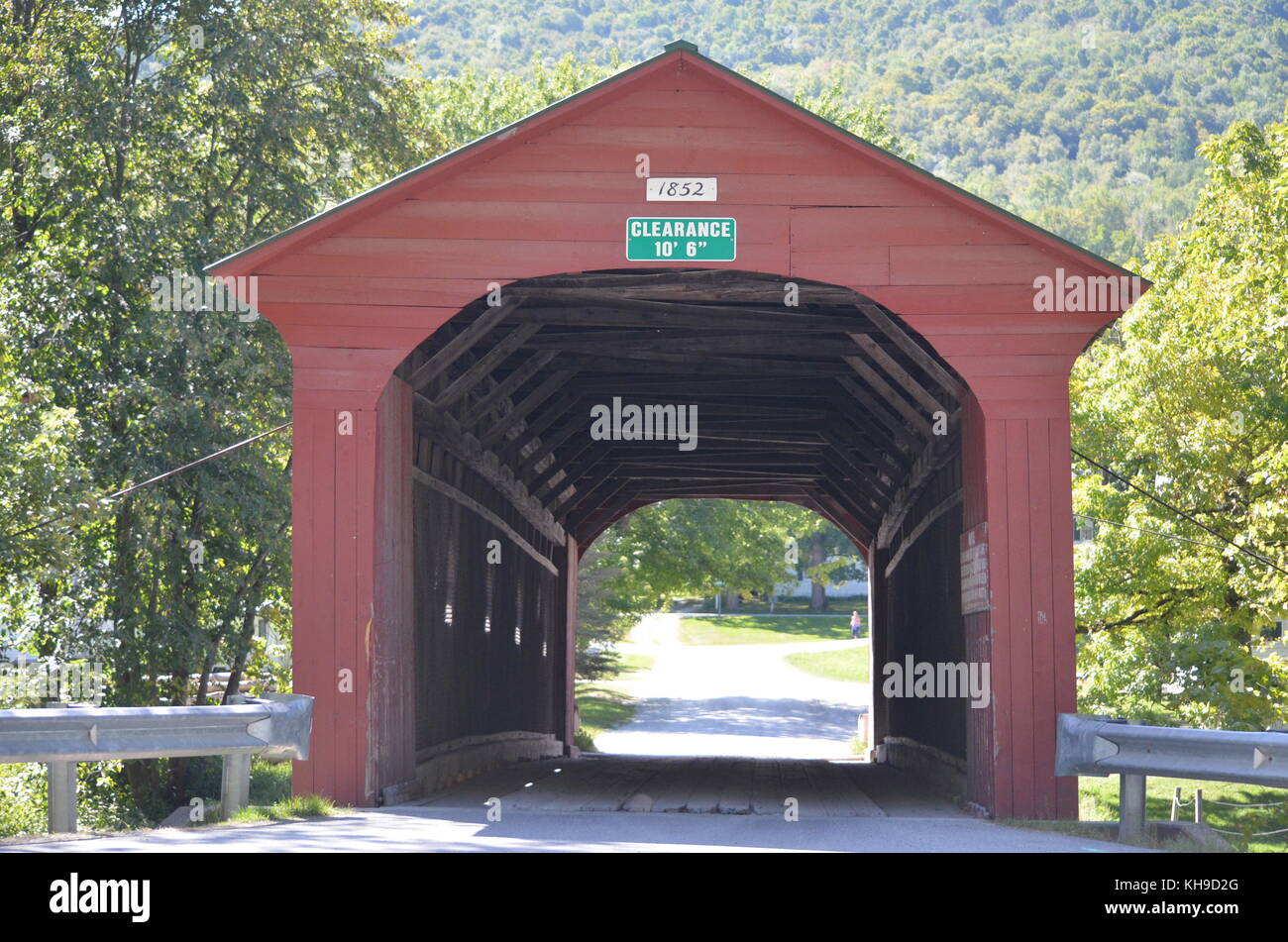 Red covered bridge in Vermont Stock Photo Alamy