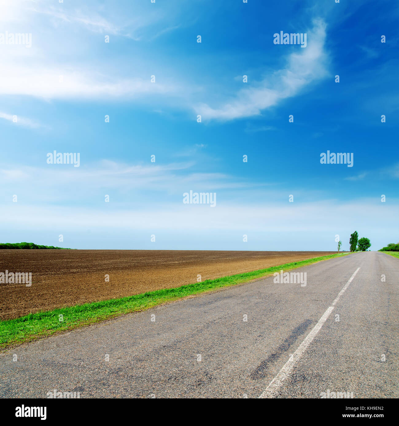 asphalt road to horizon under cloudy sky Stock Photo - Alamy