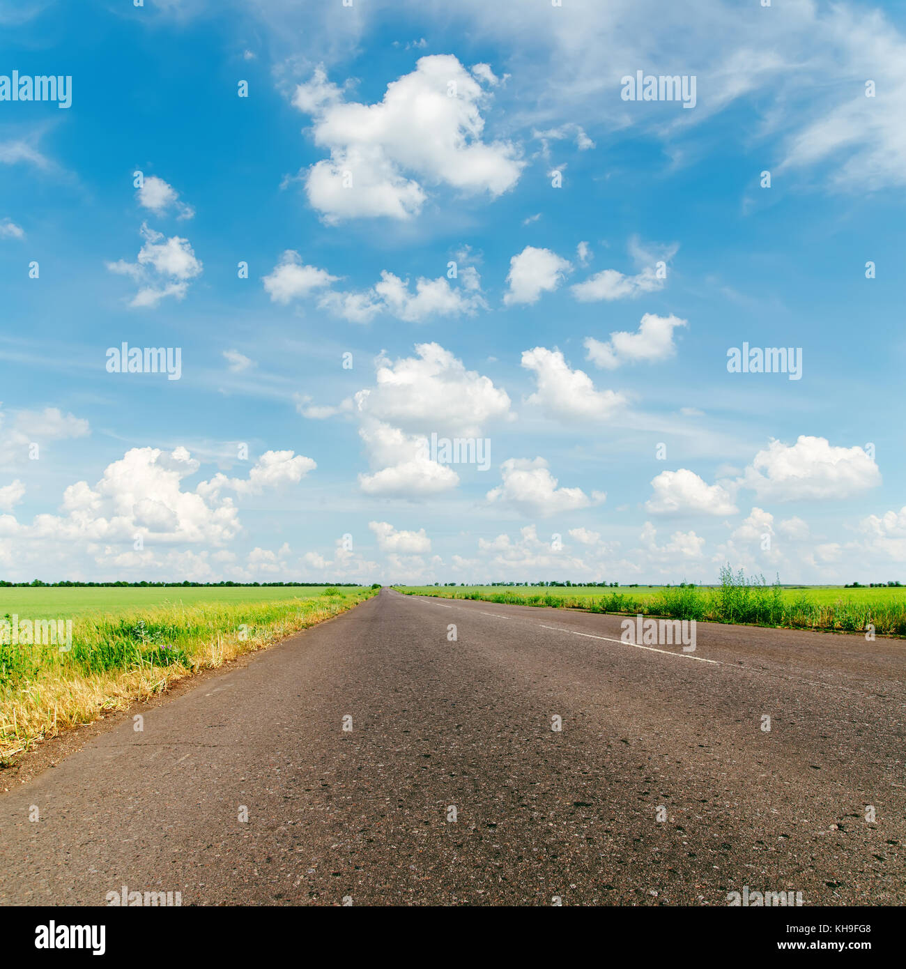 cloudy sky and asphalt road to horizon Stock Photo - Alamy