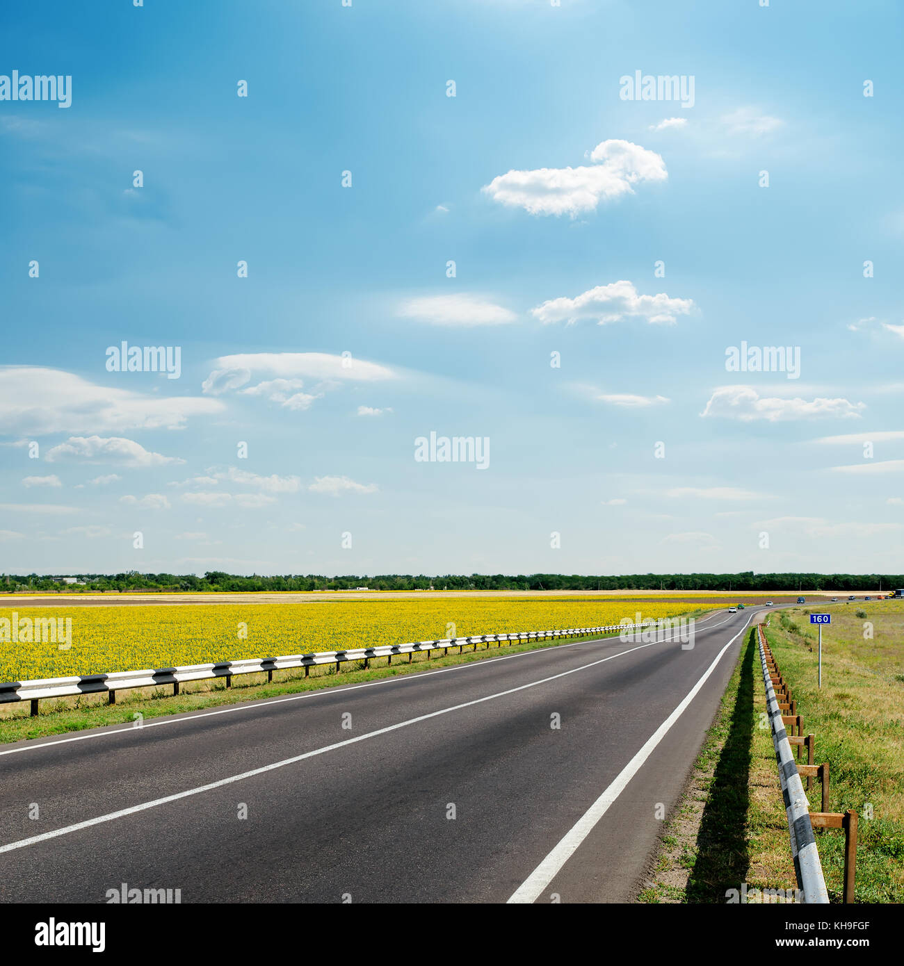 asphalt road under cloudy sky Stock Photo - Alamy