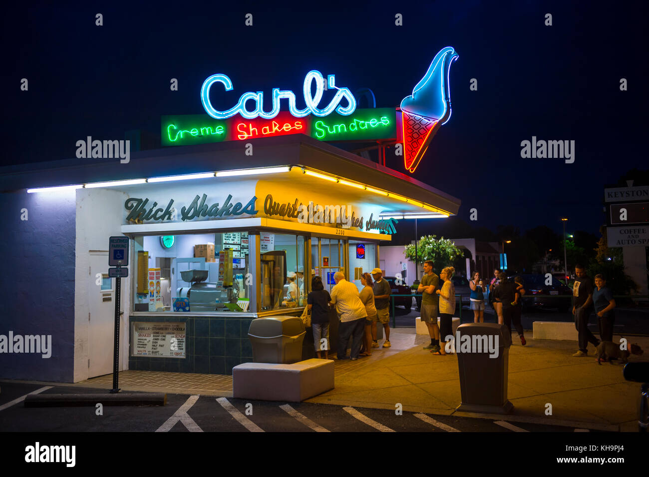 This Retro Ice Cream Parlor In Florida Will Make Your Childhood Dreams Come  True - Narcity