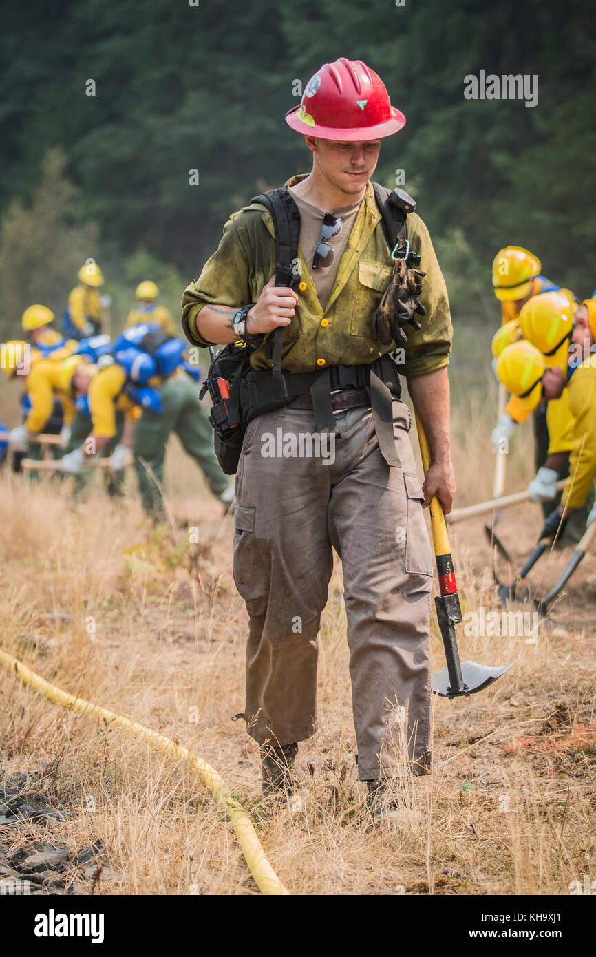 A firefighter with the Devil's Canyon Hand Crew, supervises tactical training with the Soldiers assigned to 23rd Brigade Engineer Battalion, 1-2 Stryker Brigade Combat Team, in the Umpqua North Complex, Oregon, Sept. 8. The Devil's Canyon Hand Crew an all-veteran wildland firefighting crew based out of Worland, Wyoming. U.S. Army photos by Pvt. Adeline Witherspoon, 20th Public Affairs Detachment) Stock Photo