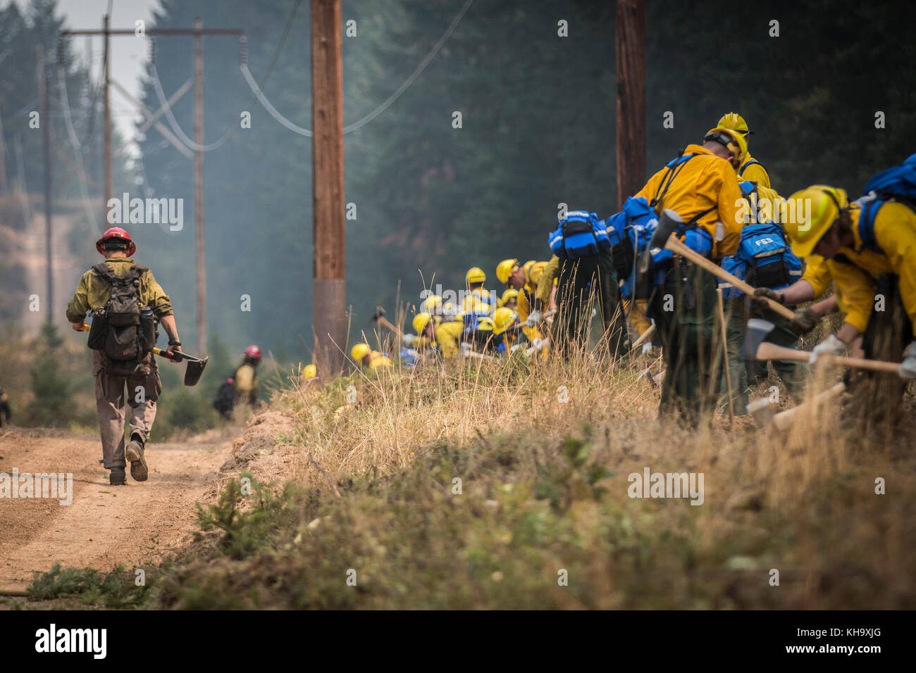 U.S. Army Soldiers, assigned to 23rd Brigade Engineer Battalion, 1-2 Stryker Brigade Combat Team, complete initial tactical training with civilian firefighters working with the U.S. Forest Service in the Umpqua National Forest, Umpqua North Complex, Oregon, Sept. 8. The training will prepare the Soldiers with the skills necessary to safely and effectively assist firefighter in the containment of the wild fires currently active in the Pacific Northwest. (U.S. Army photos by Pvt. Adeline Witherspoon, 20th Public Affairs Detachment) Stock Photo