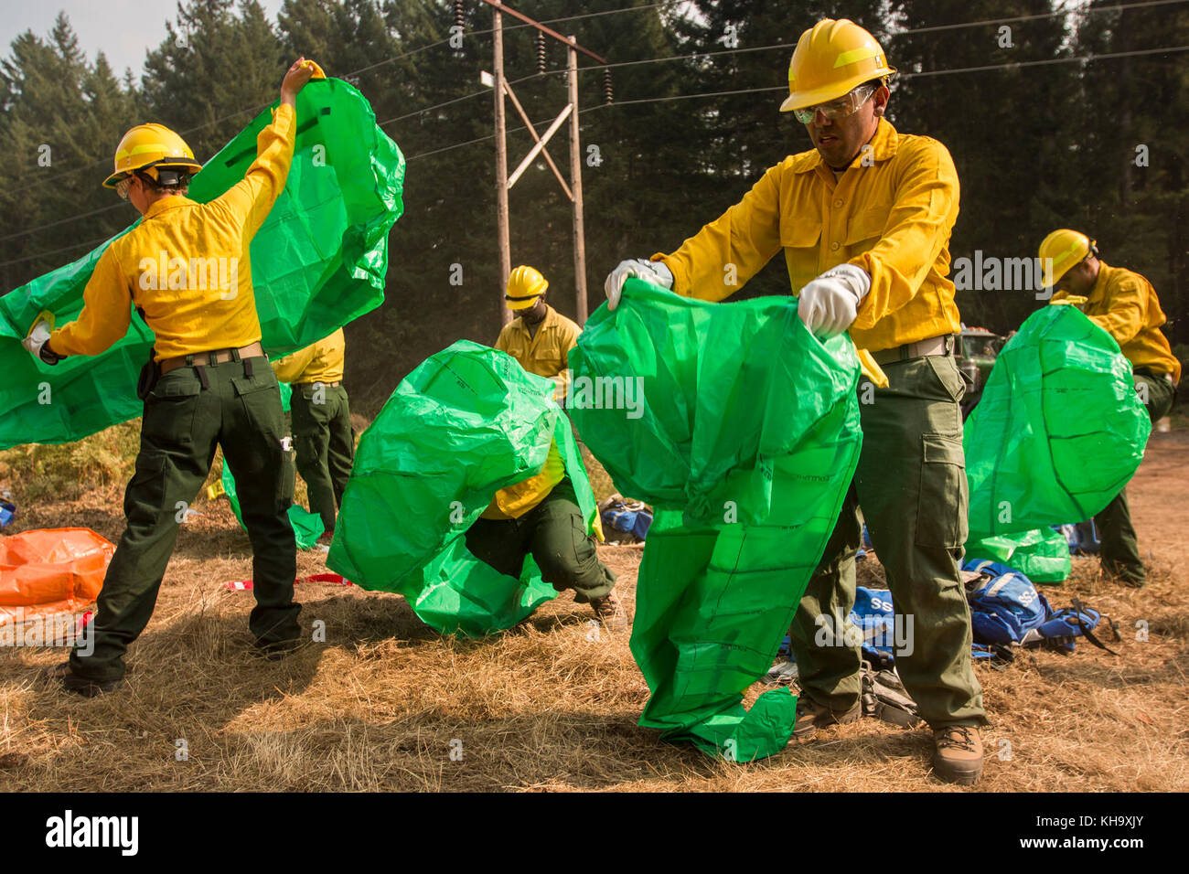 U.S. Army Soldiers, assigned to 23rd Brigade Engineer Battalion, 1-2 Stryker Brigade Combat Team, complete initial tactical training with civilian firefighters working with the U.S. Forest Service in the Umpqua National Forest, Umpqua North Complex, Oregon, Sept. 8. The Soldiers practiced deploying emergency fire shelters. A fire shelter is a wild firefighter’s last line of defense, and is made of an outer layer of aluminum foil that reflects heat away from the shelter. (U.S. Army photos by Pvt. Adeline Witherspoon, 20th Public Affairs Detachment) Stock Photo