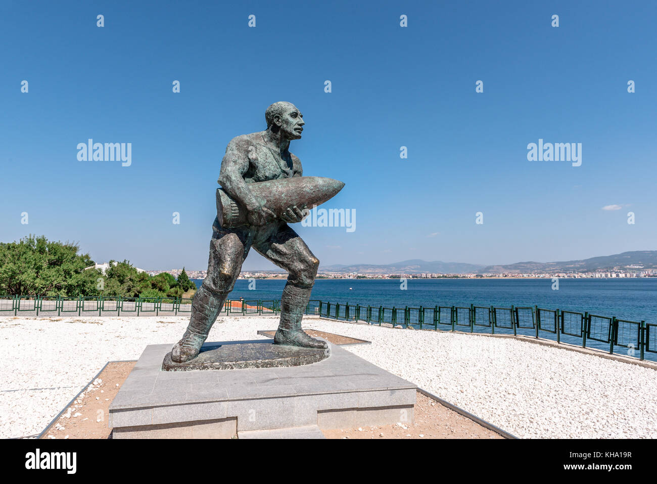 Statue of famous Turkish Corporal, Seyit Cabuk (Seyit Onbasi) carrying