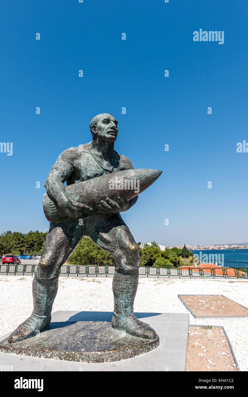 Statue of famous Turkish Corporal, Seyit Cabuk (Seyit Onbasi) carrying