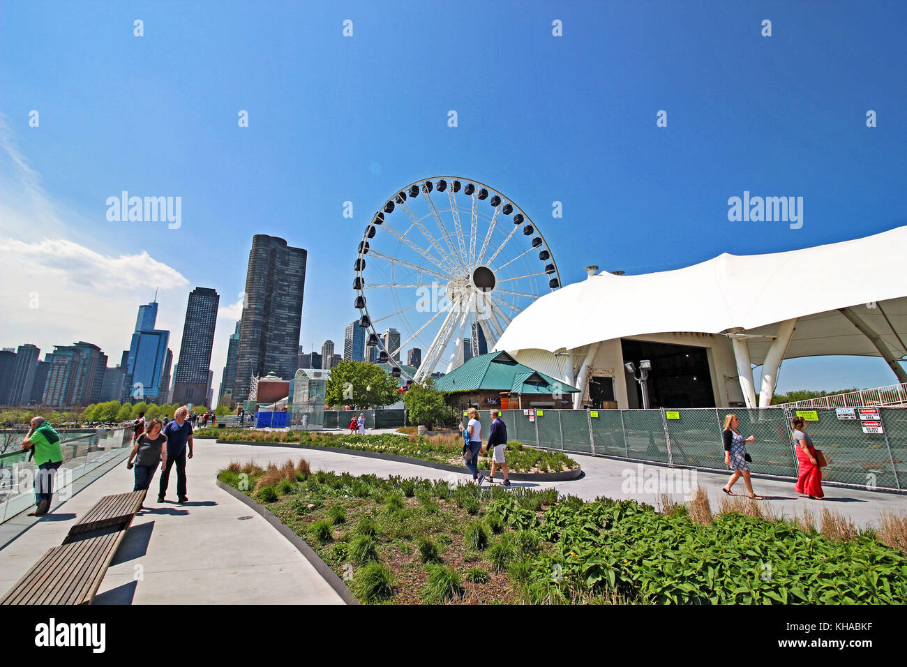 Ferris wheel chicago river hi-res stock photography and images - Alamy
