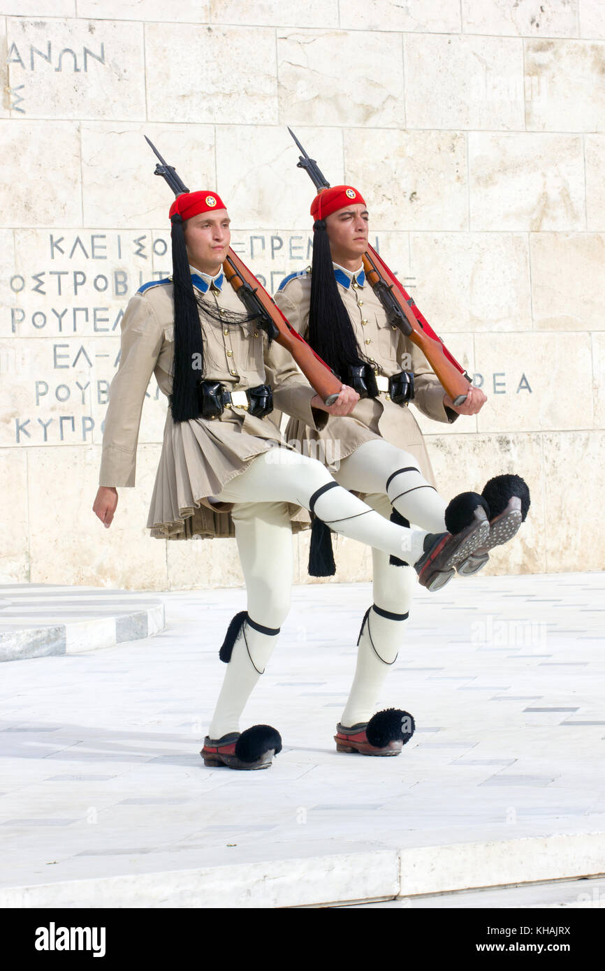 https://c8.alamy.com/comp/KHAJRX/the-greek-presidential-guard-called-tsoliades-dressed-in-traditional-KHAJRX.jpg