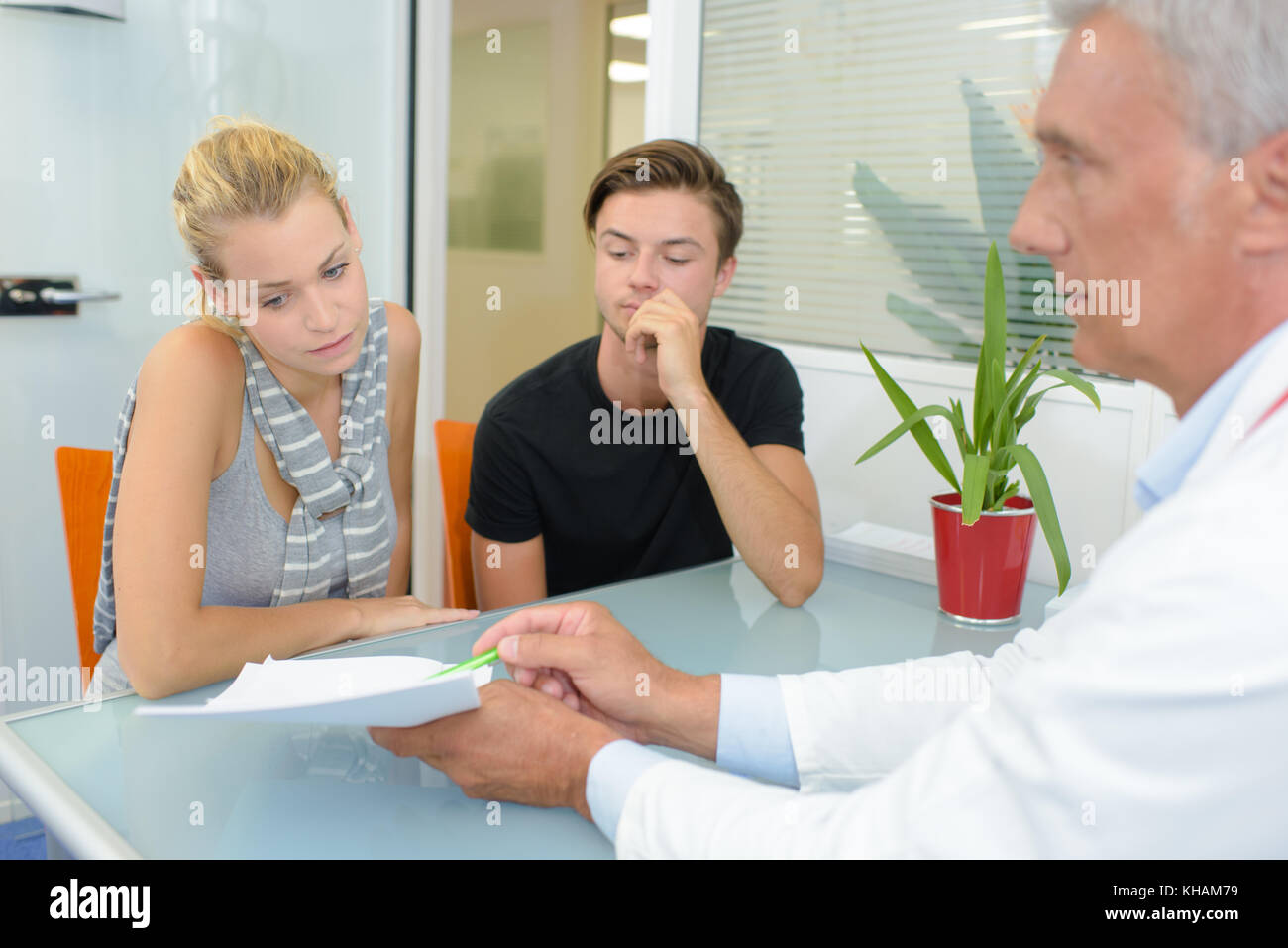 Doctor bad news couple hi-res stock photography and images - Alamy