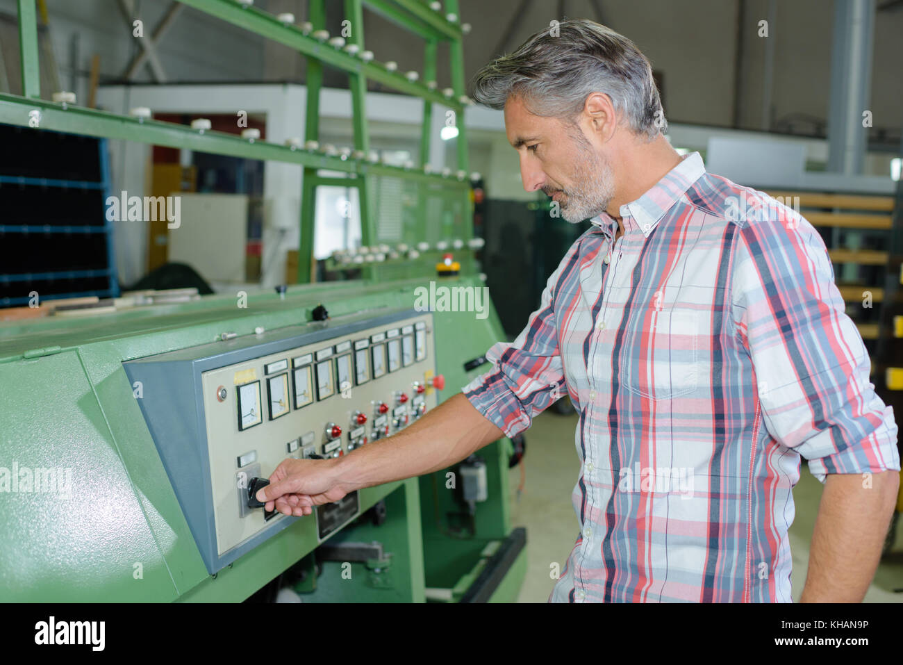 worker operating the control panel of an industrial machinery Stock ...