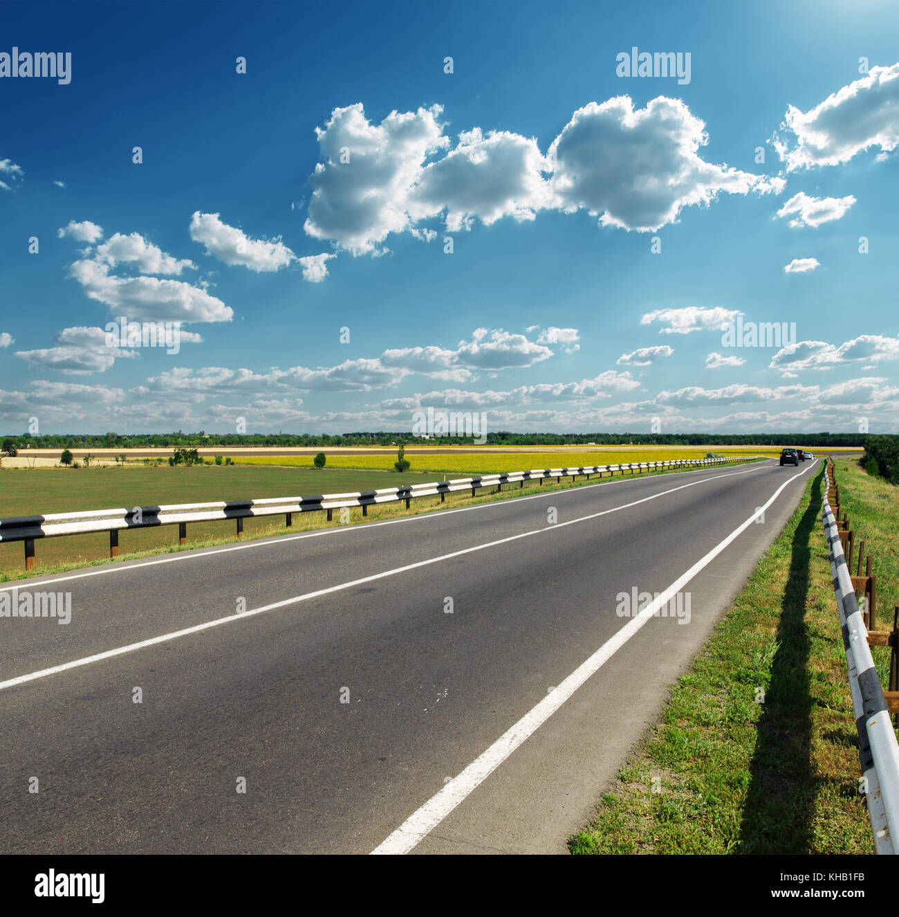 asphalt road to horizon in cloudy sky Stock Photo - Alamy