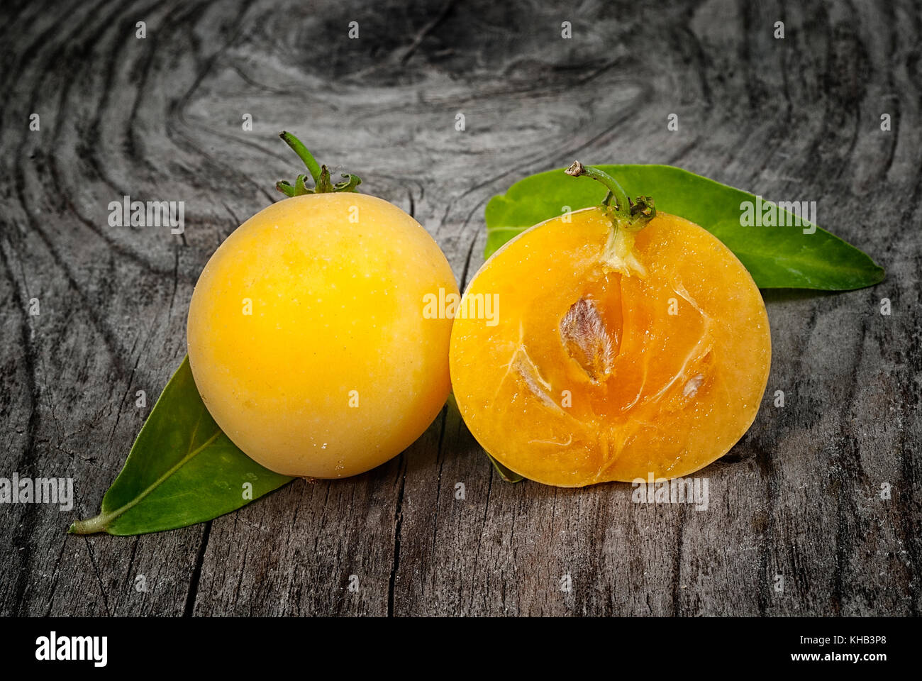 Kei apple (Dovyalis caffra), umkokola. clouse up tropical fruit Stock Photo