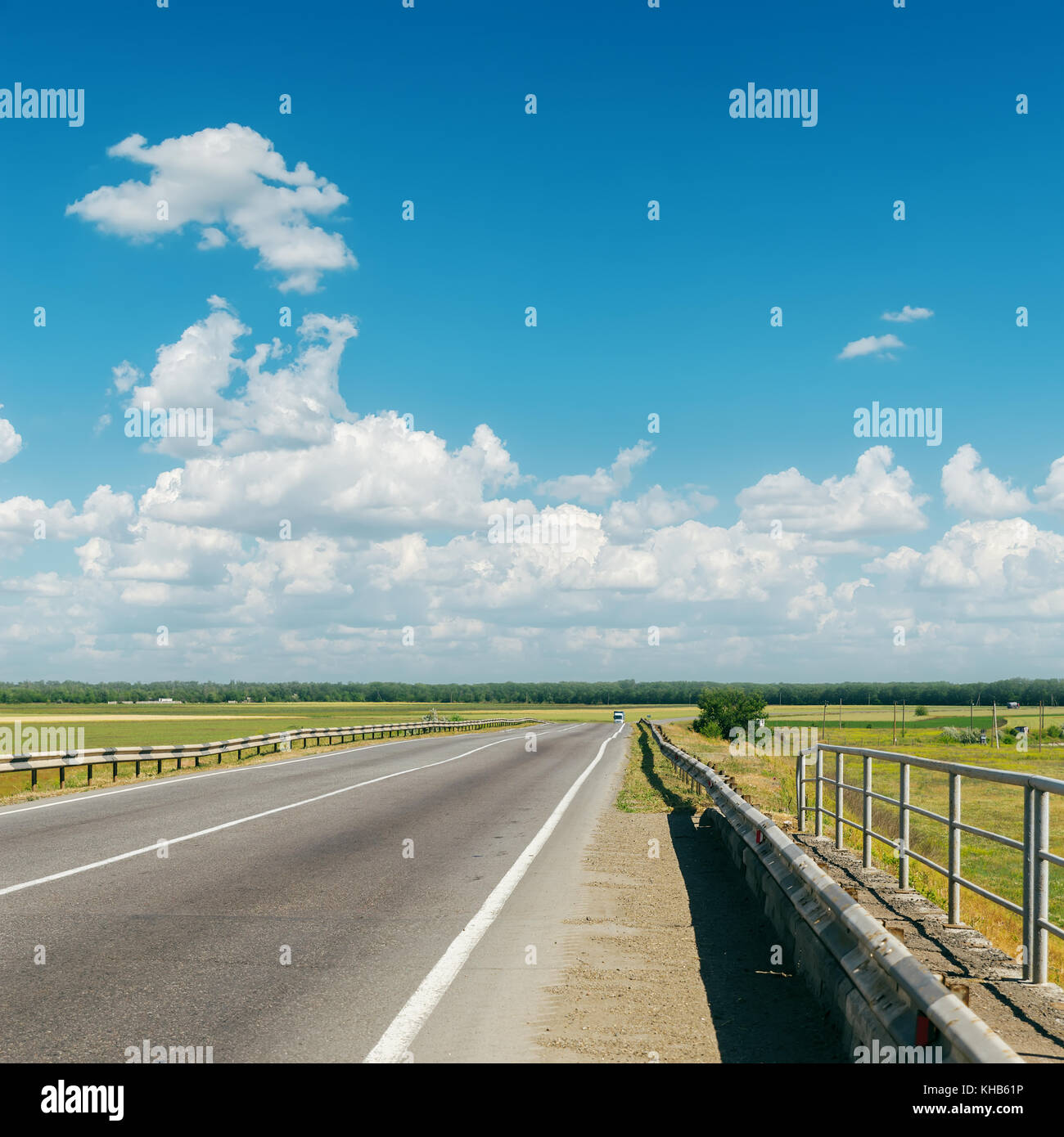 asphalt road to cloudy horizon Stock Photo - Alamy