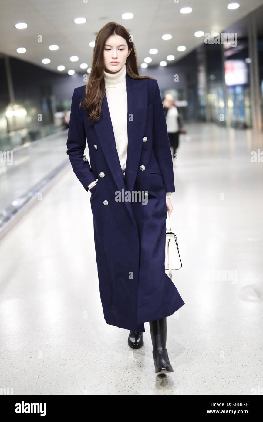 Shanghai, Shanghai, China. 16th Nov, 2017. Shanghai, CHINA-16th November 2017:(EDITORIAL USE ONLY. CHINA OUT) .Chinese model Sui He shows at the airport in Shanghai, November 16th, 2017. Sui He was the first East Asian model to open a Ralph Lauren runway show and the second Chinese model to walk in the Victoria's Secret Fashion Show. Credit: SIPA Asia/ZUMA Wire/Alamy Live News Stock Photo