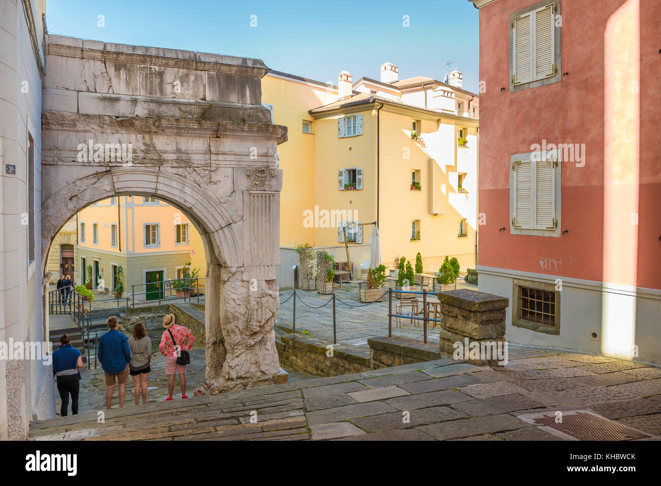 Trieste Architecture Tourists Look At The Arco Di Riccardo An Stock Photo Alamy