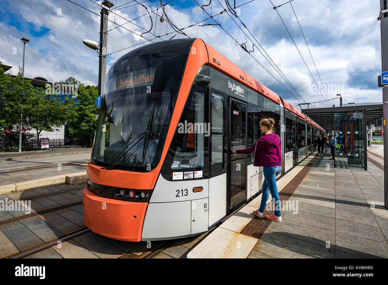 korruption under bogstaveligt talt BERGEN, NORWAY - JUNE 15,2017: Bergen Light Rail Bybanen . The line of the  Bergen tram received the 2011 award as the best in the world Stock Photo -  Alamy