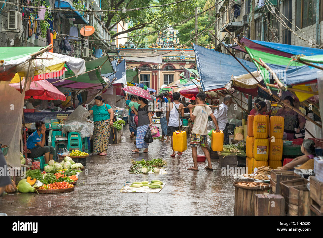 Strassen - Markt in Yangon oder Rangun, Myanmar , Asien | street market,  Yangon  or Rangoon, Myanmar, Asia Stock Photo