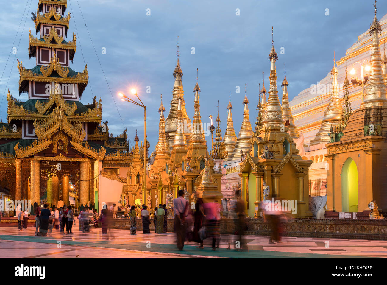 Abendstimmung in der beleuchteten Shwedagon Pagode, Yangon oder Rangun, Myanmar , Asien |  Evening mood, illuminated Shwedagon Pagoda, Rangoon / Yango Stock Photo