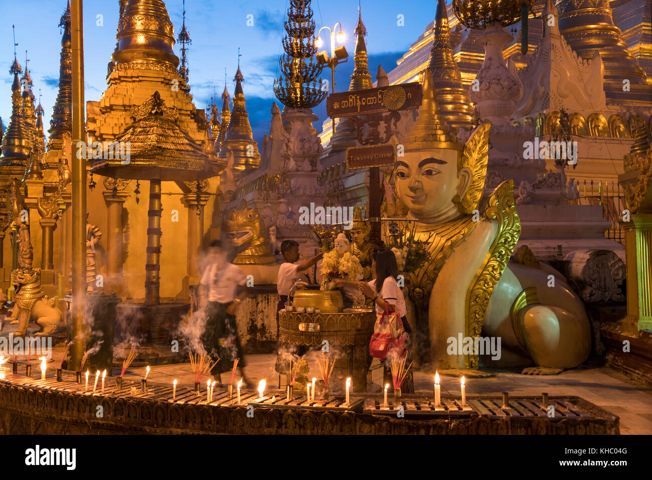 Abendstimmung in der beleuchteten Shwedagon Pagode, Yangon oder Rangun, Myanmar , Asien |  Evening mood, illuminated Shwedagon Pagoda, Rangoon / Yango Stock Photo