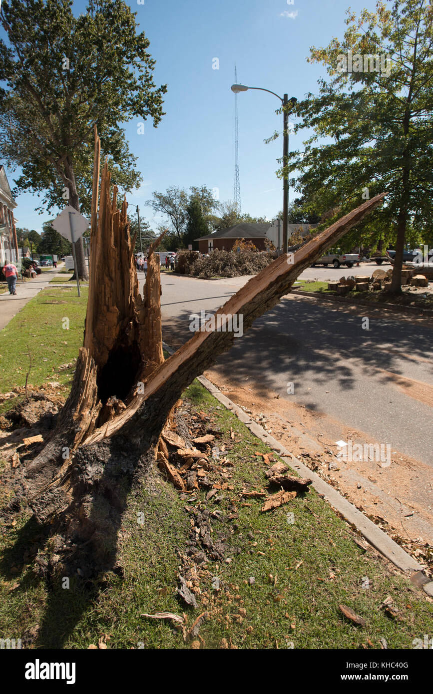 The First Baptist Church, at 7th and Walnut Streets in Lumberton, NC