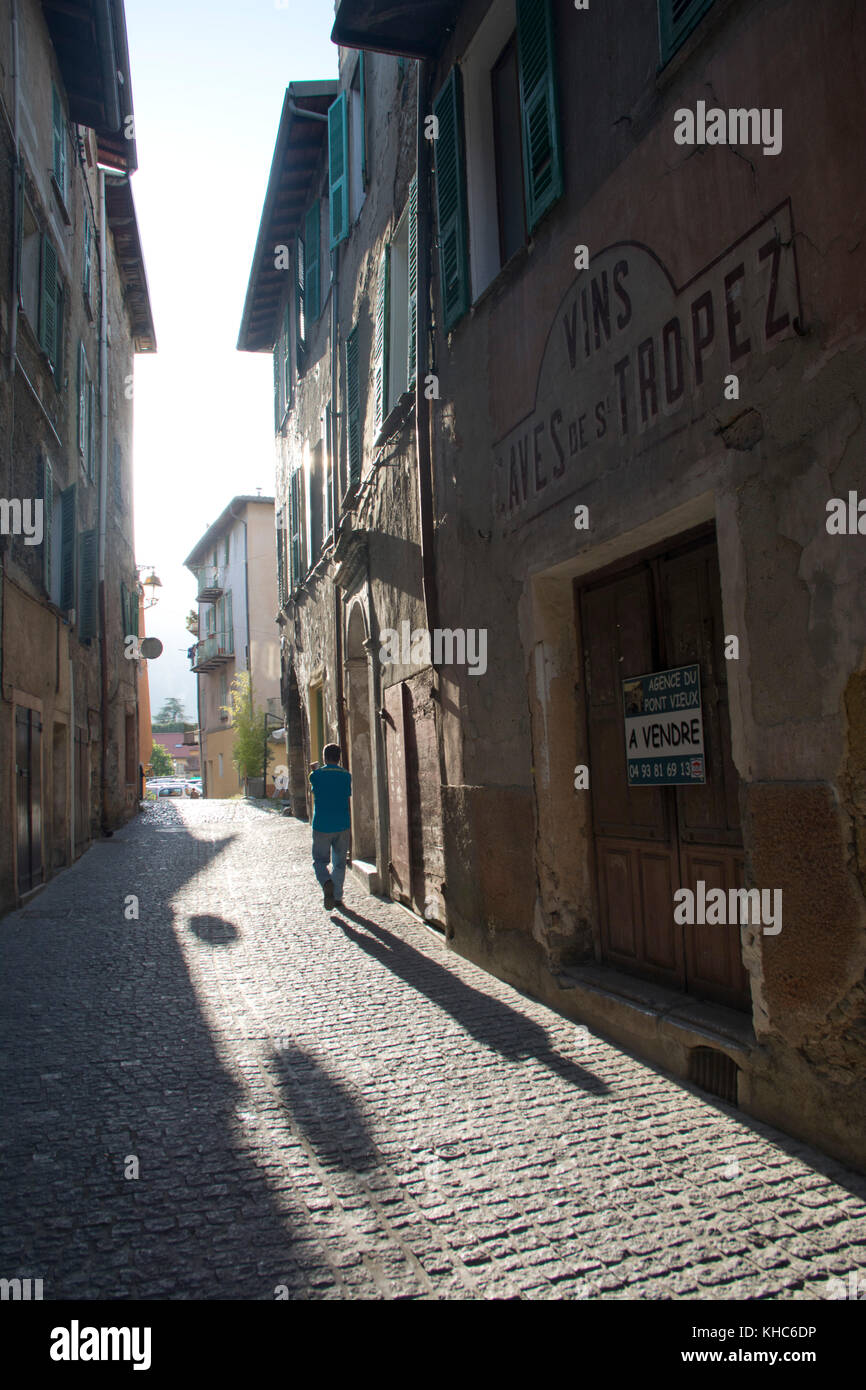 Narrow alleys in Sospel *** Local Caption *** France, Alpes du Sud, Sospel, village, alley, street, narrow, person, sunlight, shadow, houses, old Stock Photo