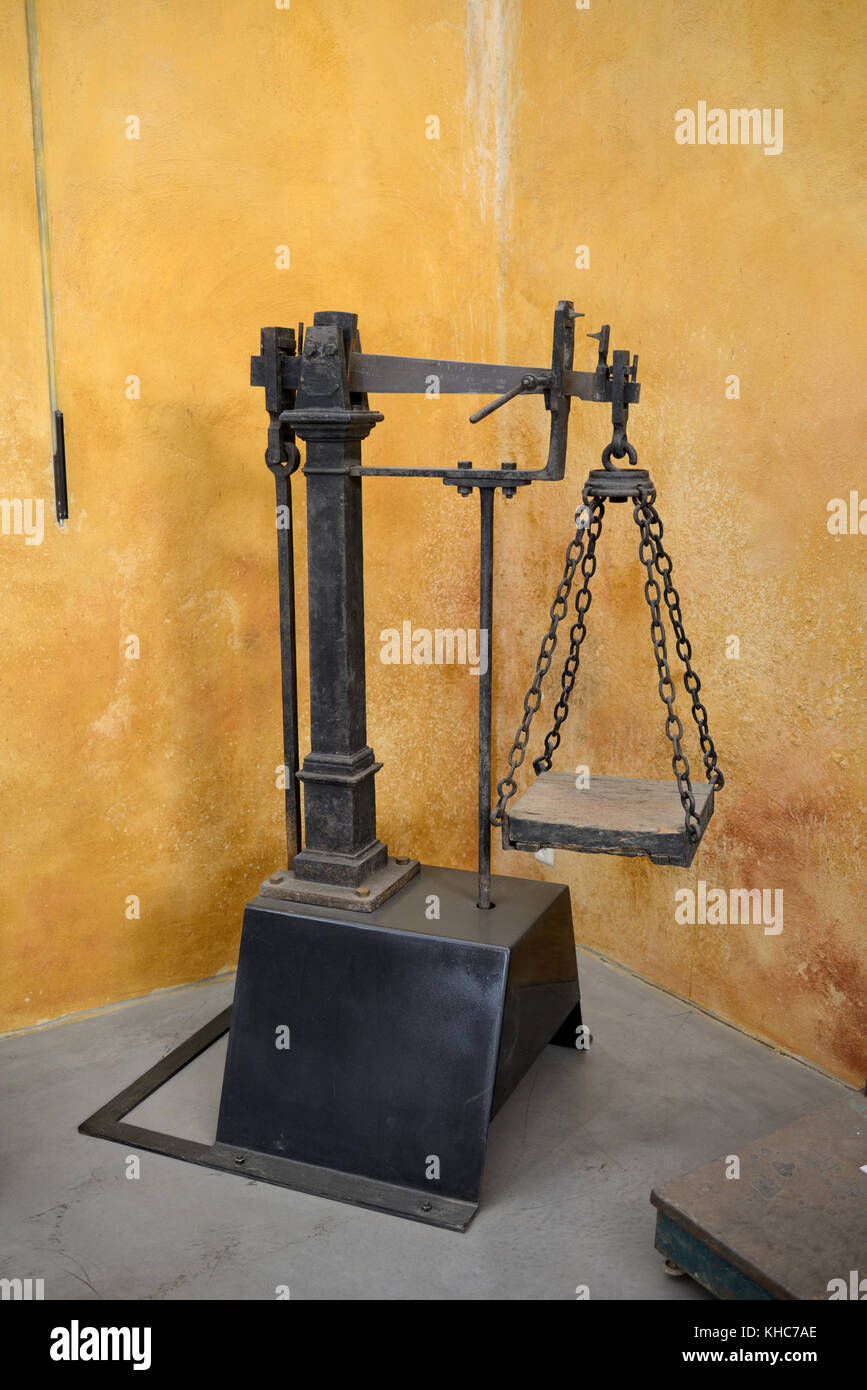 Weighing scale hi-res stock photography and images - Alamy