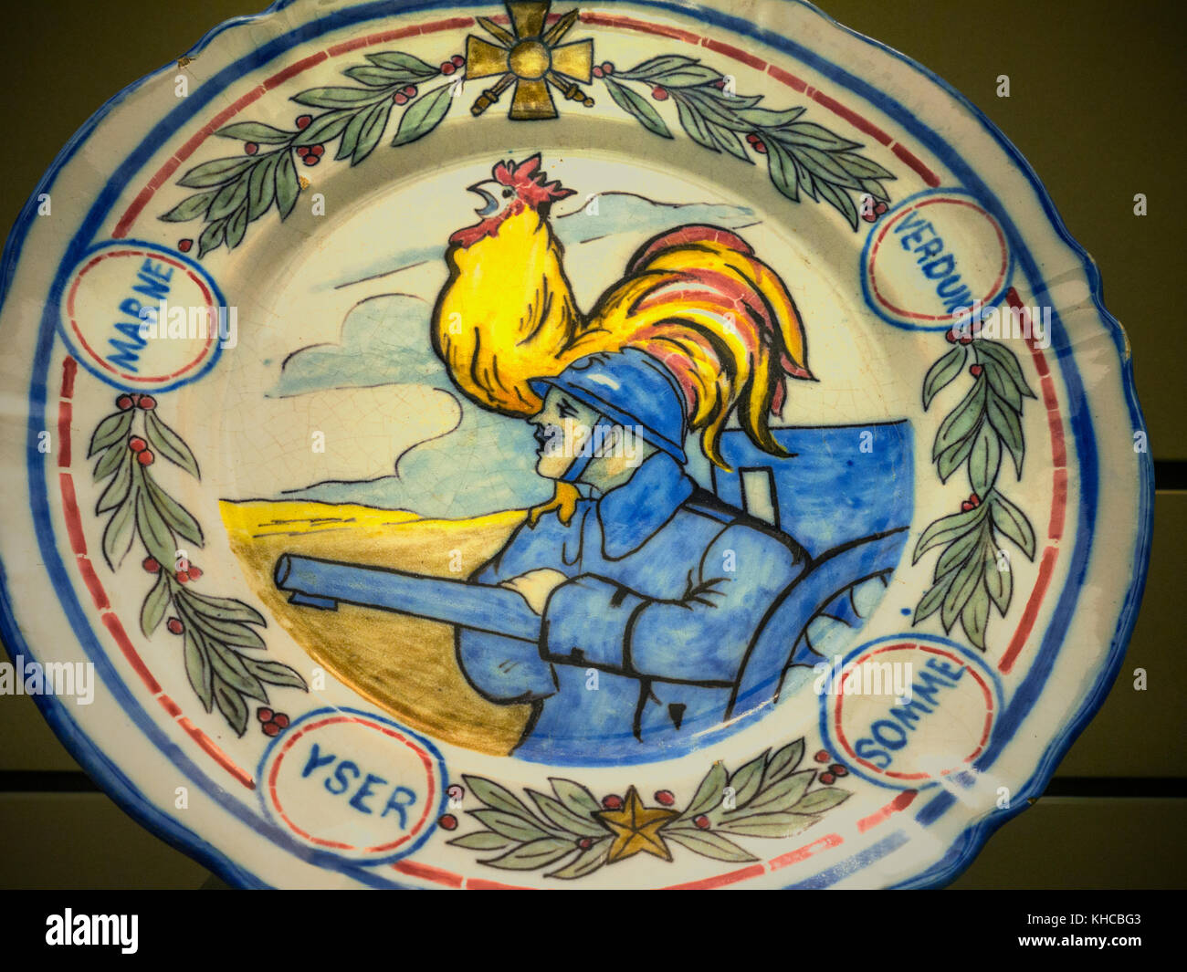 WW1 Commemorative porcelain plate featuring the French Gallic Rooster with a French infantryman and the notable World War One battles of Marne Verdun Somme Yser featured around the plate Stock Photo
