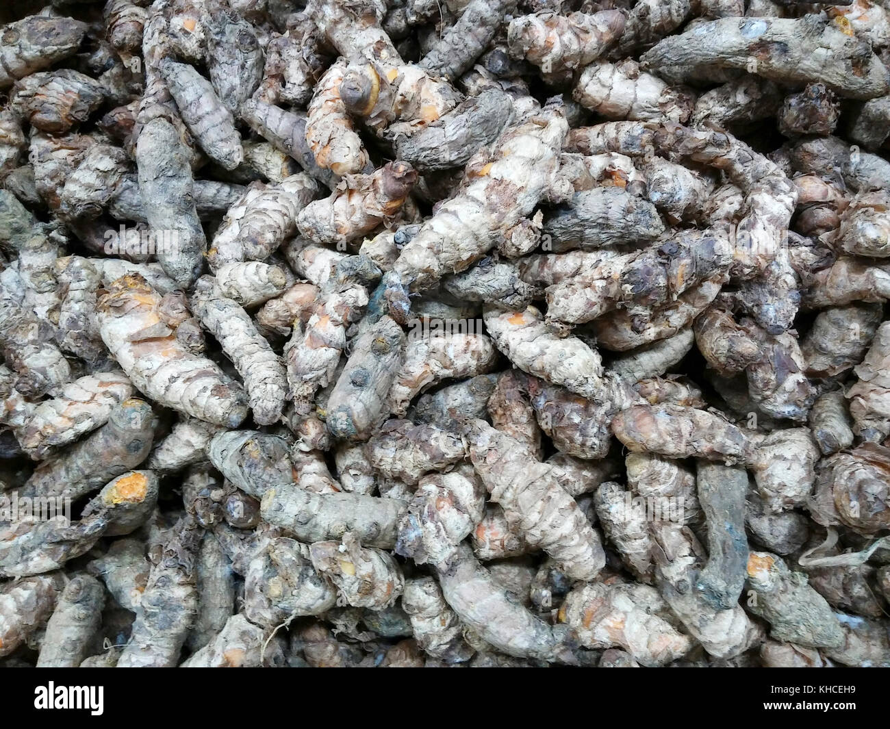 Turmeric roots are seen in a grocery in New York on Thursday, November 9, 2017. Turmeric has become the 'it' spice with its proponents touting its medicinal and health qualities, which include, but are not limited to, fighting cancer, heart disease, diabetes, bloating, menstrual pain and a whole litany of ailments.  (© Richard B. Levine) Stock Photo
