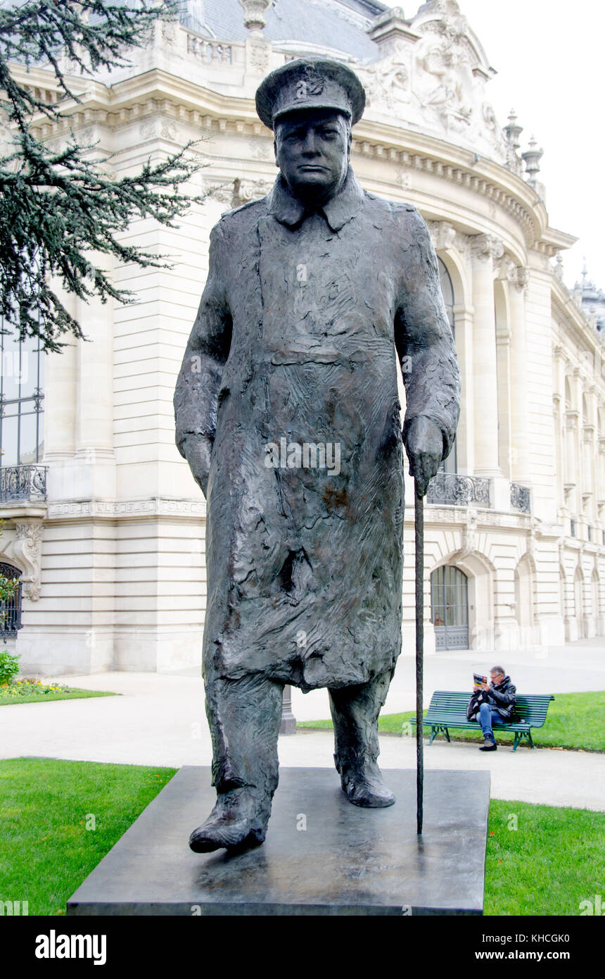 Paris, France. Statue of Winston Churchill (1988, Jean Cardot) on the Avenue Winston Churchill by the Petit Palais Stock Photo