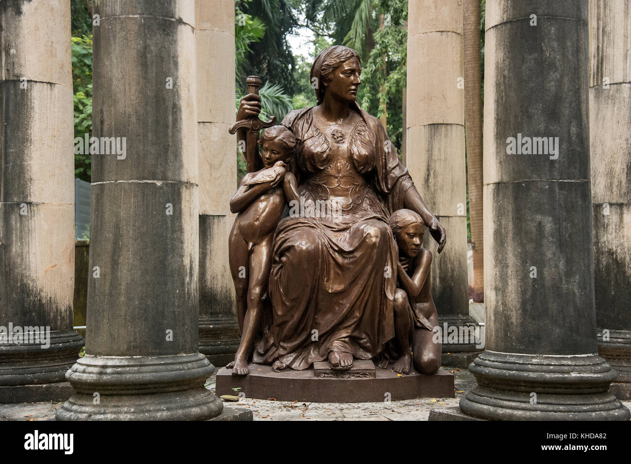 The image of Queen Victoria statue at Veermata Jijabai Bhonsle udyan in