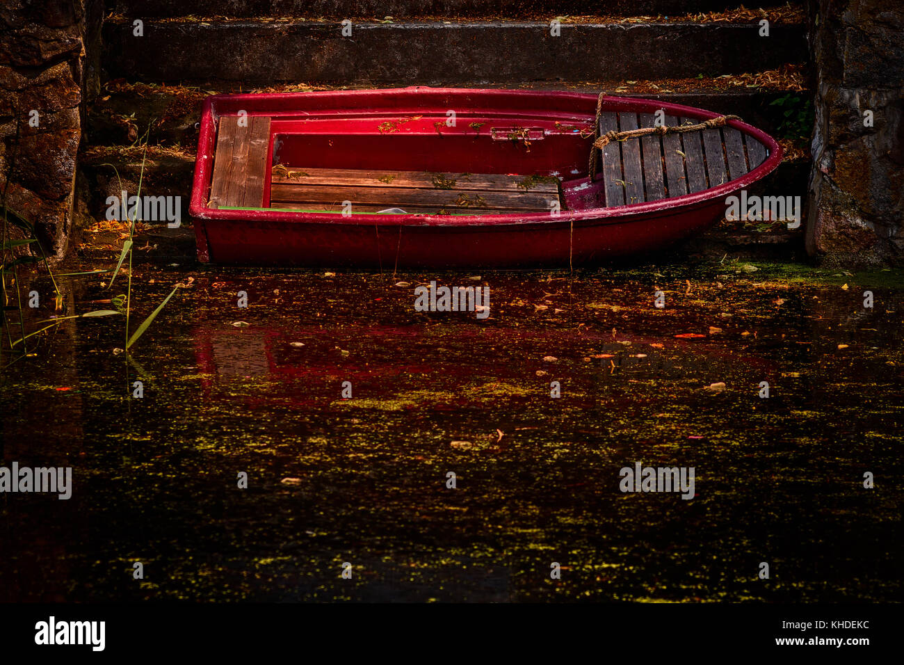 altes rotes Ruderboot mit Lichtstimmung Stock Photo