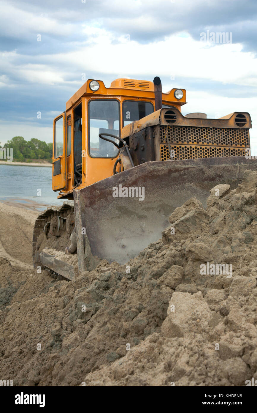 Excavator digging sand on beach hi-res stock photography and images - Alamy
