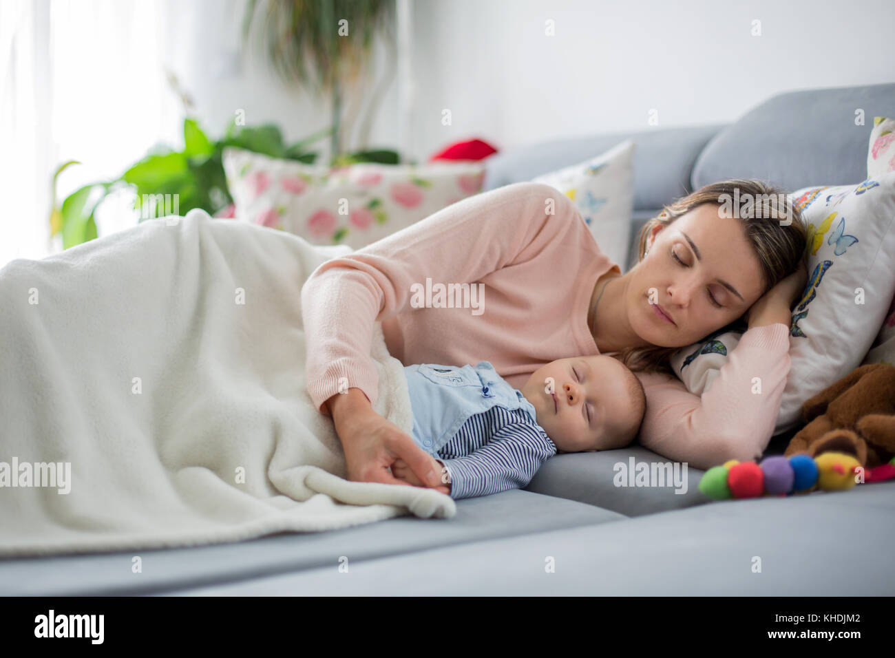 mom sleep with baby
