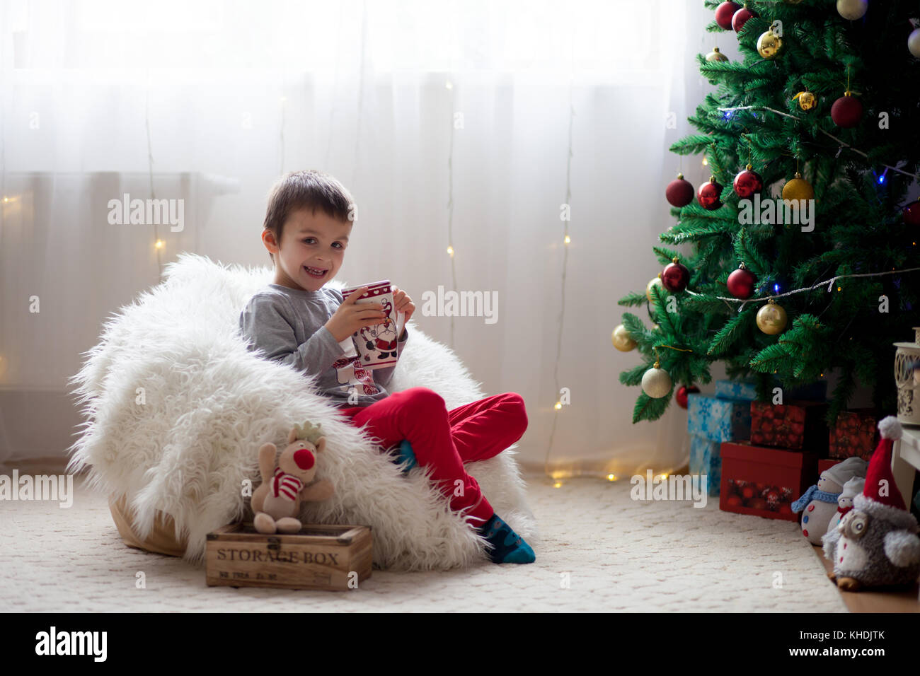 Playing bean bag boy hi-res stock photography and images - Alamy