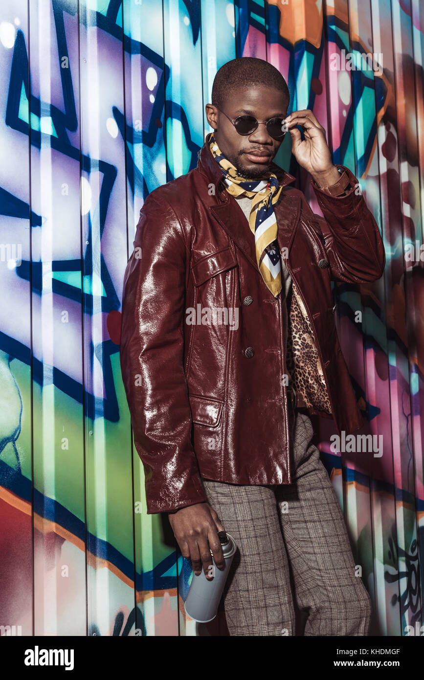 Man holding can spray paint hi-res stock photography and images - Alamy