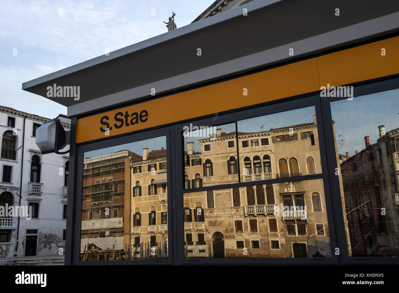 ITALY, VENETO, VENICE, BUILDING AMONG GRAND CANAL REFLECTED ON S.STAE BOAT STATION Stock Photo