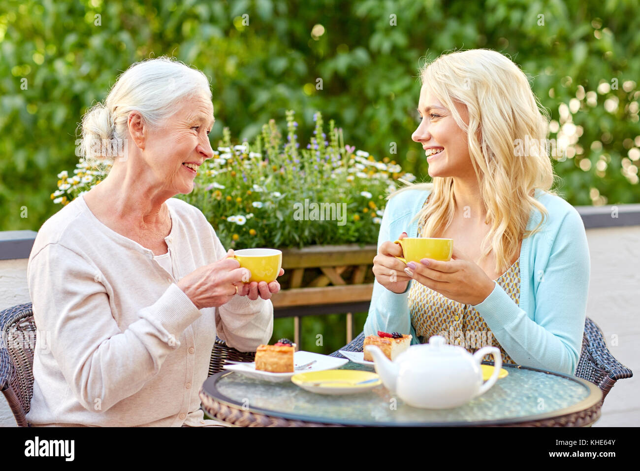daughter with senior mother drinking tea at cafe Stock Photo - Alamy