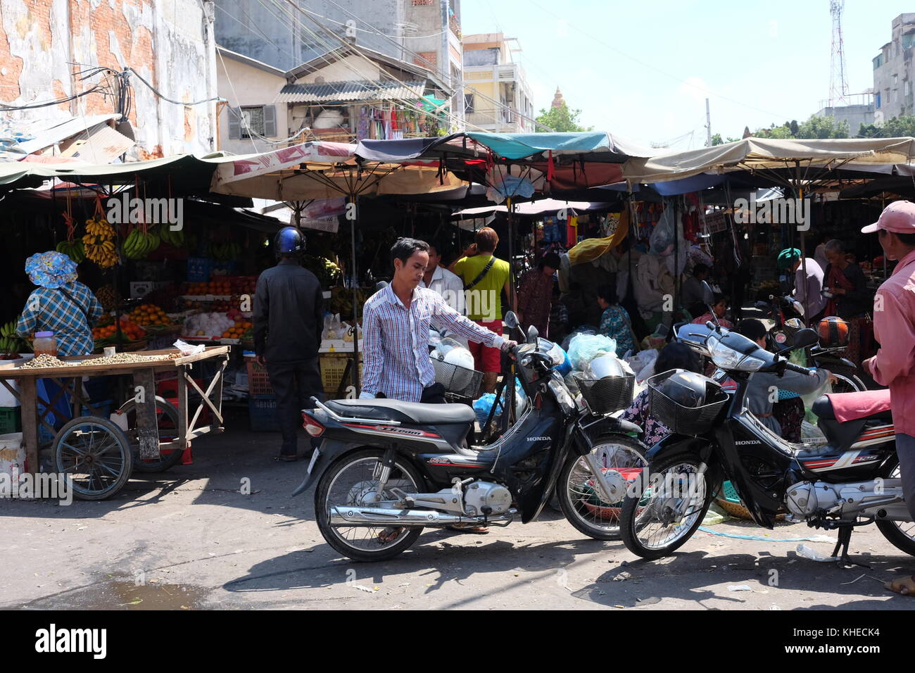 parked motor bikes phnom penh Stock Photo Alamy