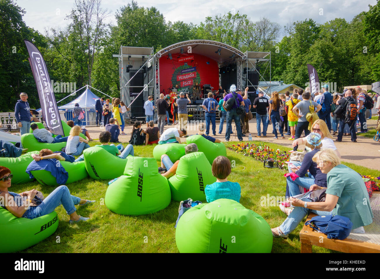 Crowd people attend outdoor concert hi-res stock photography and images ...