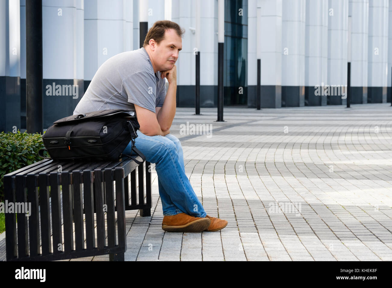 менеджер по продажам фото. имидж компании. мужчина идет по офису. человек в деловом костюме. стремление к карьерному росту.