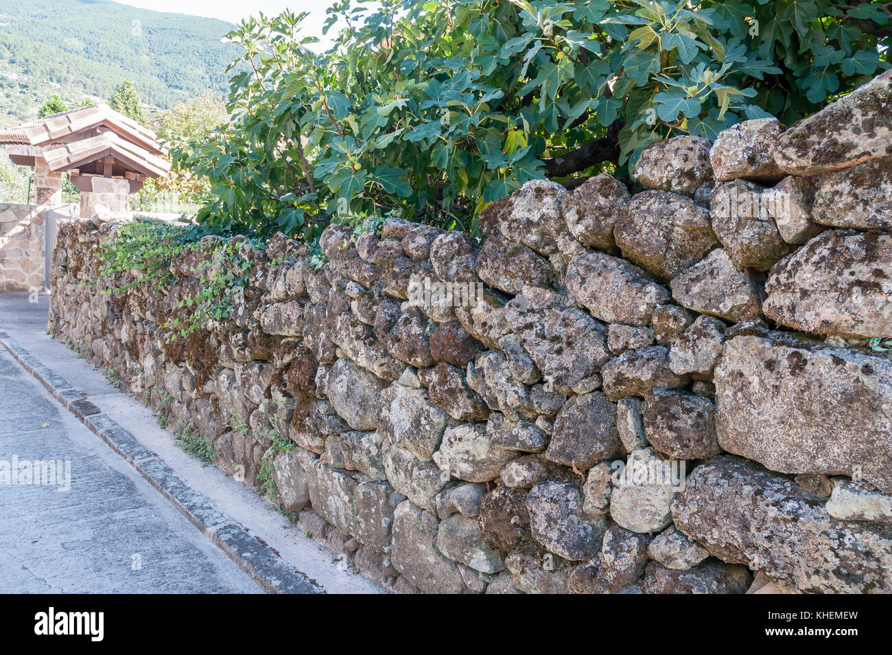 Muro de piedra en Mombeltrán. Barranco de las cinco villas. Valle del Tiétar. Provincia de Ávila. Castilla León. España Stock Photo