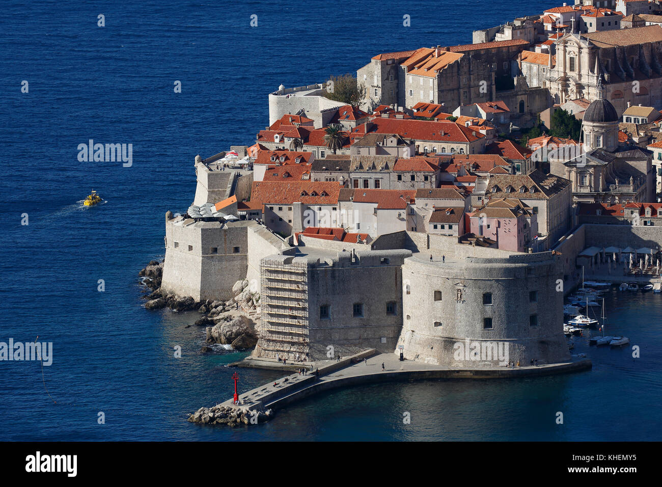 historical-old-town-of-dubrovnik-with-city-walls-and-fortifications