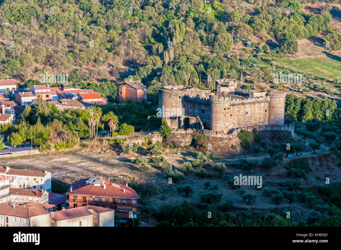 Vista aérea del Castillo de los duques de Alburquerque en Mombeltrán. Barranco de las cinco villas. Valle del Tiétar. Provincia de Ávila. Castilla Leó Stock Photo