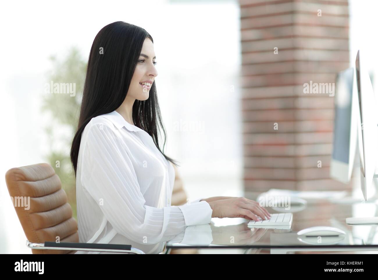 successful young business woman sitting at workplace Stock Photo - Alamy
