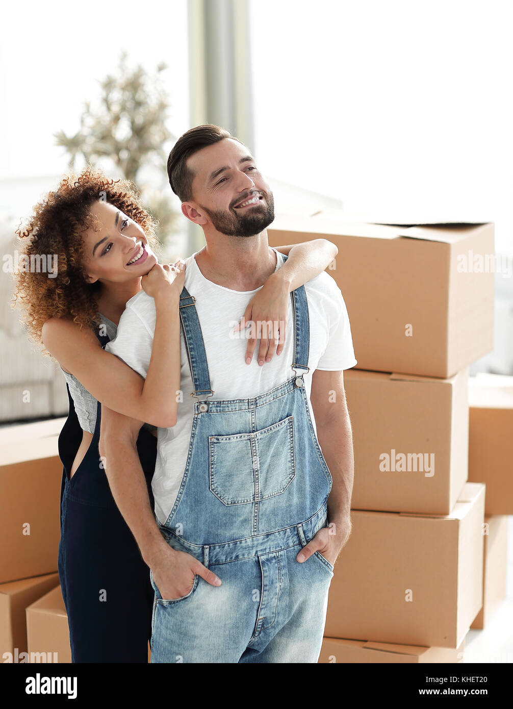 Happy married couple examines a new apartment Stock Photo - Alamy