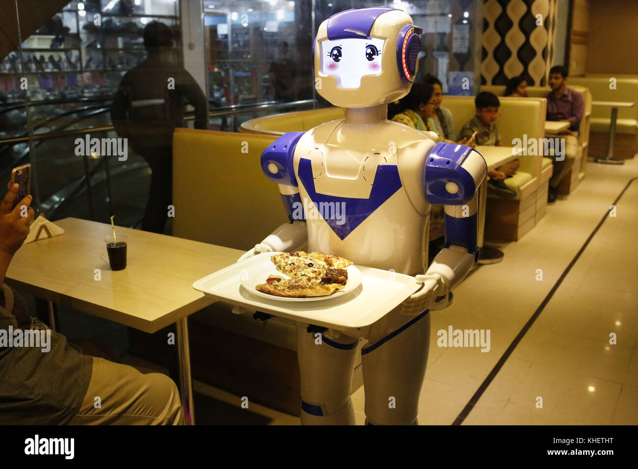 Dhaka, Bangladesh. 16th Nov, 2017. A Robot is serving food at a