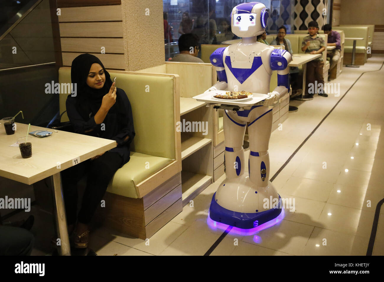 Dhaka, Bangladesh. 16th Nov, 2017. A customer takes a photo of a robot waiter at countries first